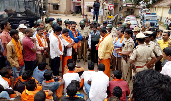 ನಿಂದನೆ ಆರೋಪ: ಪೊಲೀಸರು-ದತ್ತಮಾಲಾಧಾರಿಗಳ ನಡುವೆ ಮಾತಿನ ಚಕಮಕಿ